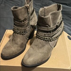 Stylish Women's Ankle Boots with Chain Detail. Just Fab size 7.5